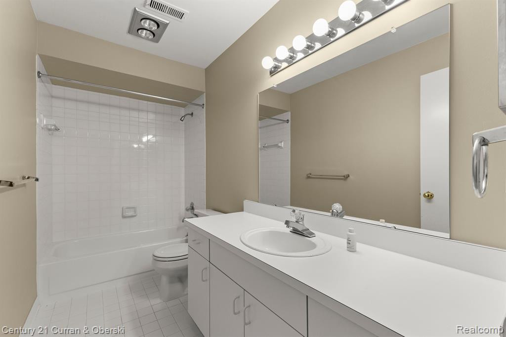 29703 PINE RIDGE Circle, Farmington Hills, MI 48331 — Photo 19