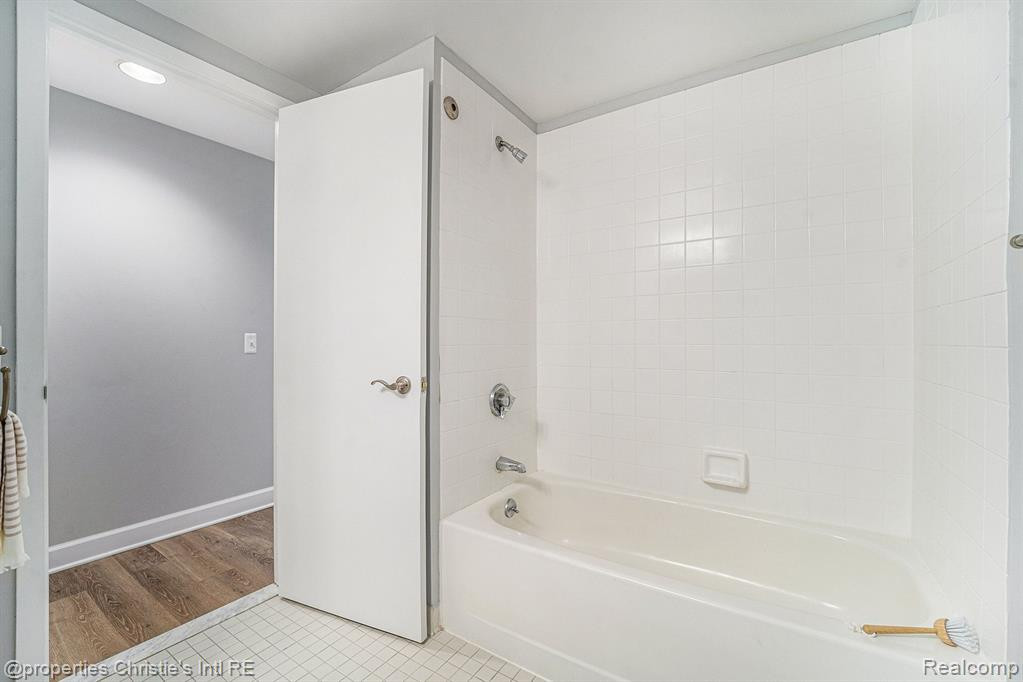 3320 Spinnaker Lane, 8E, Detroit, MI 48207 — Photo 15