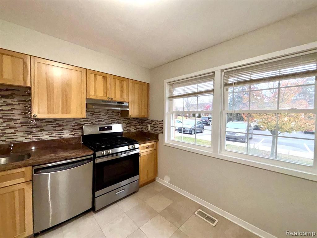1571 BRENTWOOD Drive, Troy, MI 48098 — Photo 4
