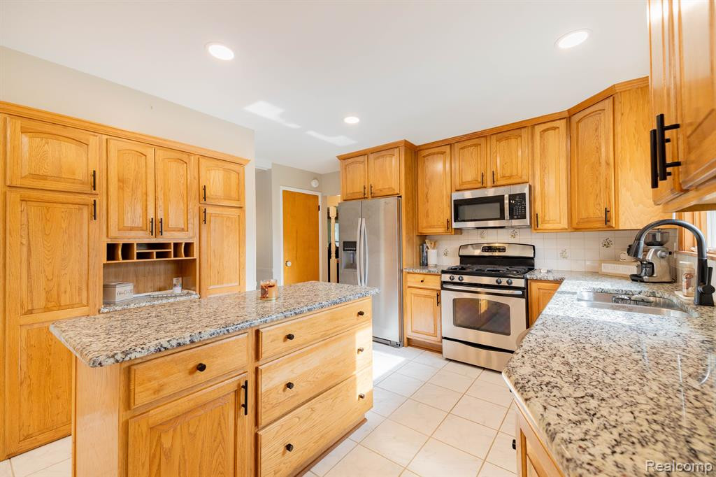 8297 Hampton Road, Grosse Ile, MI 48138 — Photo 7