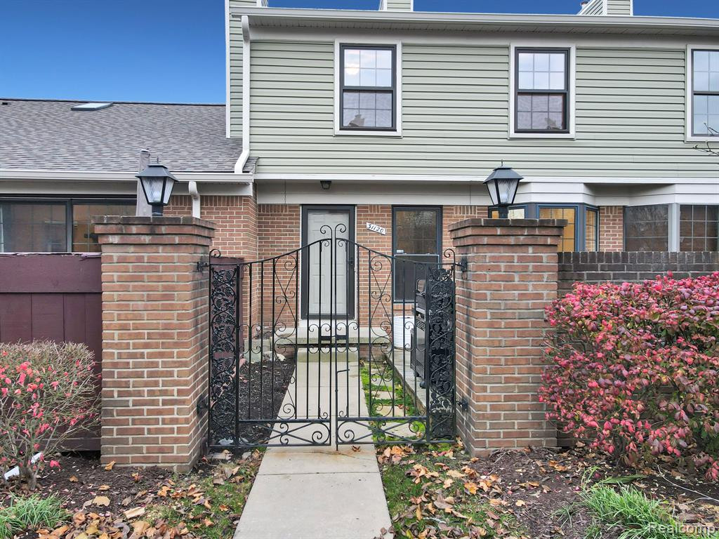 31120 COUNTRY Way, Farmington Hills, MI 48331 — front exterior