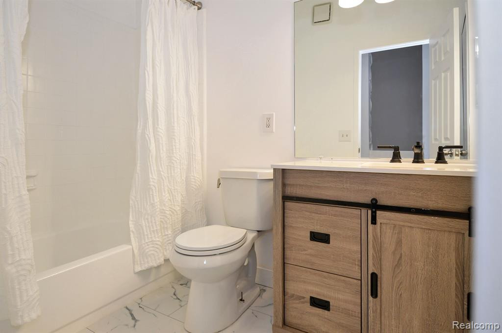 31120 COUNTRY Way, Farmington Hills, MI 48331 — Photo 17