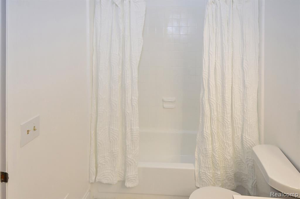 31120 COUNTRY Way, Farmington Hills, MI 48331 — Photo 18