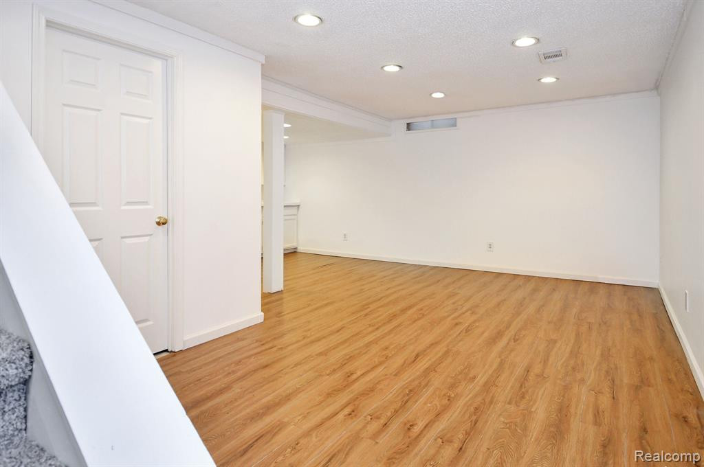 31120 COUNTRY Way, Farmington Hills, MI 48331 — Photo 22