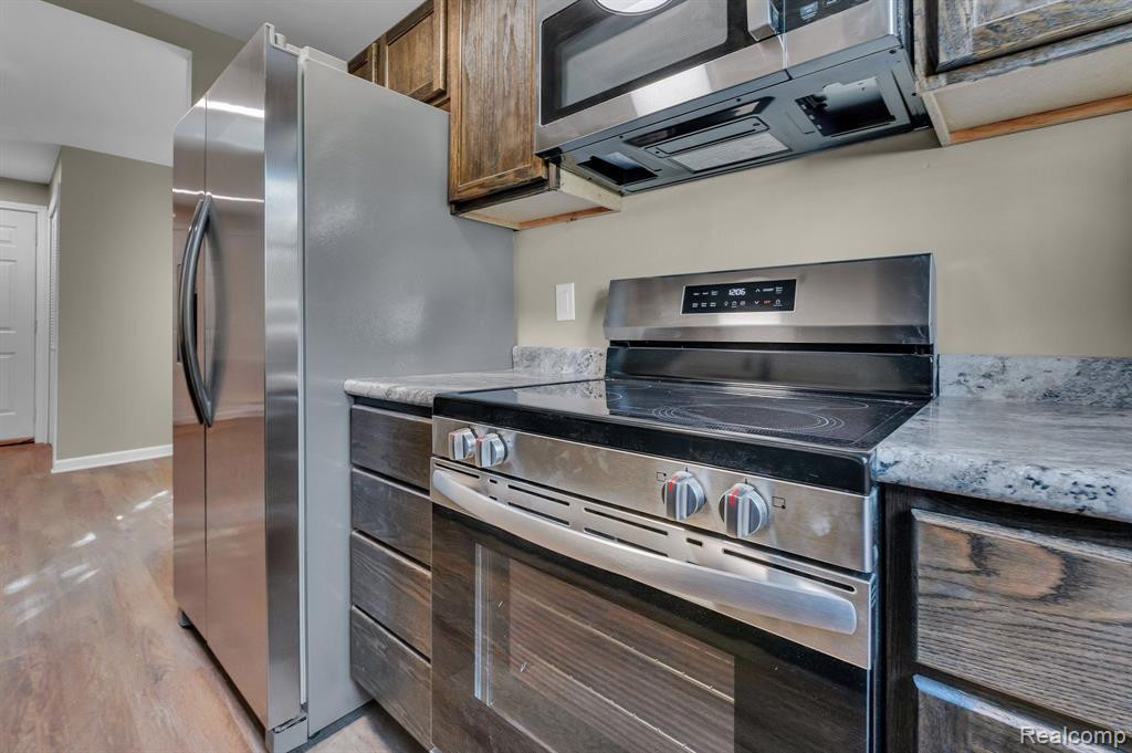 5031 ANATOLE Street, Grosse Pointe, MI 48236 — Photo 10