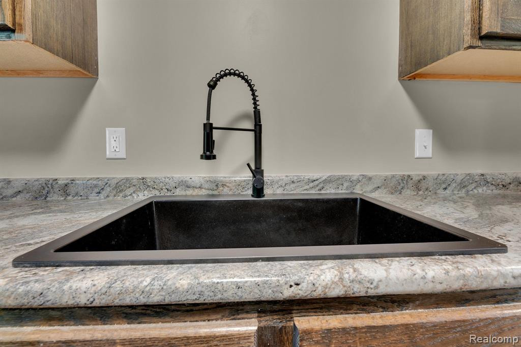 5031 ANATOLE Street, Grosse Pointe, MI 48236 — Photo 11