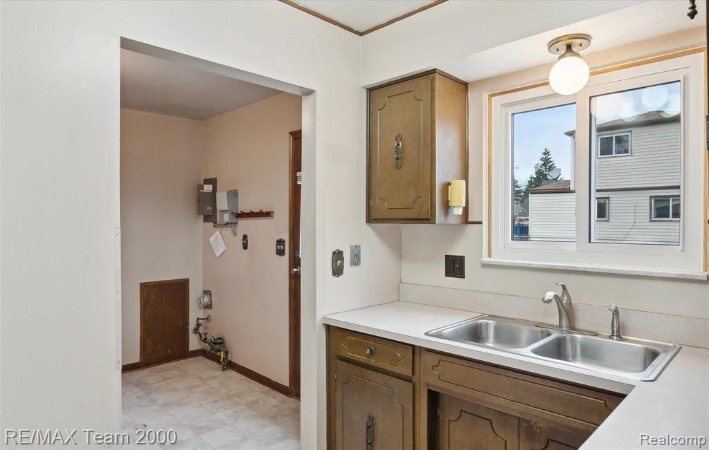4942 HARDING Street, Dearborn Heights, MI 48125 — Photo 4