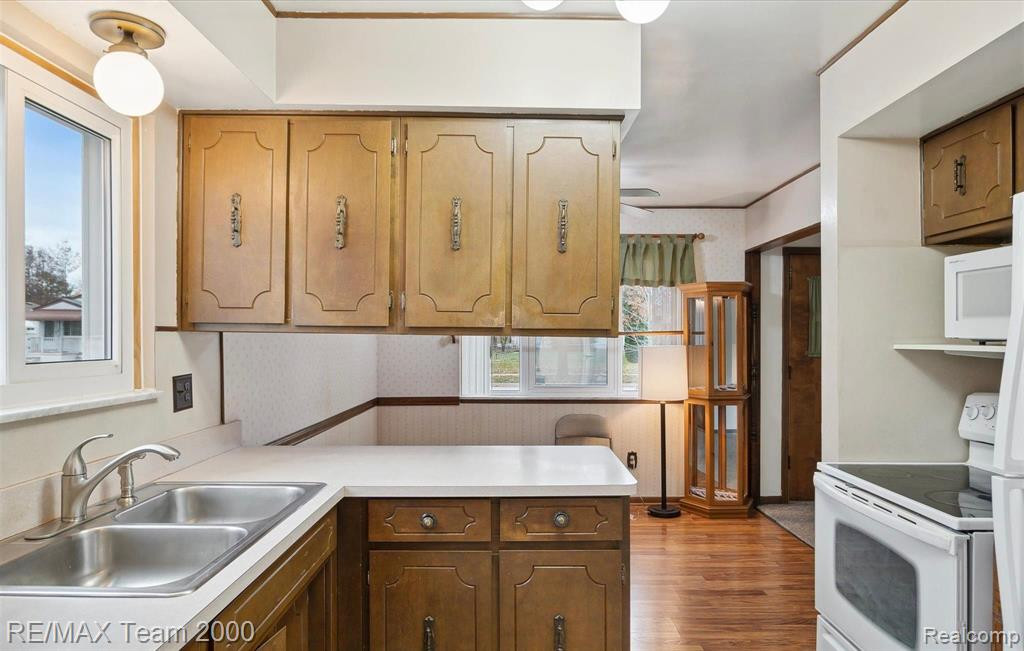 4942 HARDING Street, Dearborn Heights, MI 48125 — Photo 5