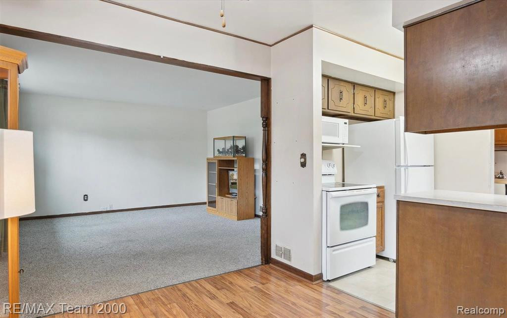 4942 HARDING Street, Dearborn Heights, MI 48125 — Photo 9