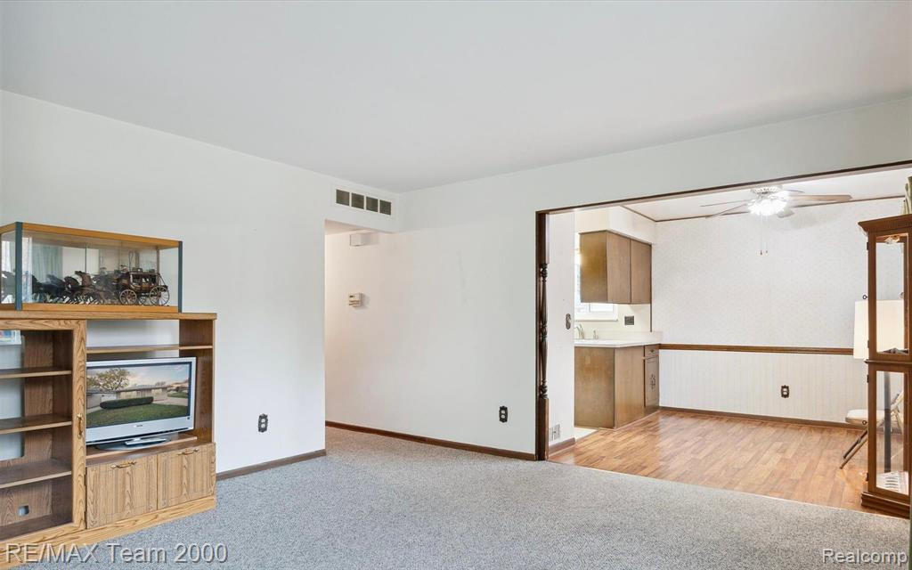 4942 HARDING Street, Dearborn Heights, MI 48125 — Photo 12