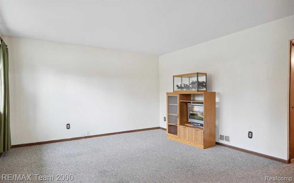 4942 HARDING Street, Dearborn Heights, MI 48125 — Photo 13
