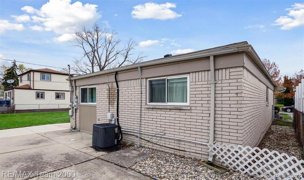 4942 HARDING Street, Dearborn Heights, MI 48125 — Photo 14