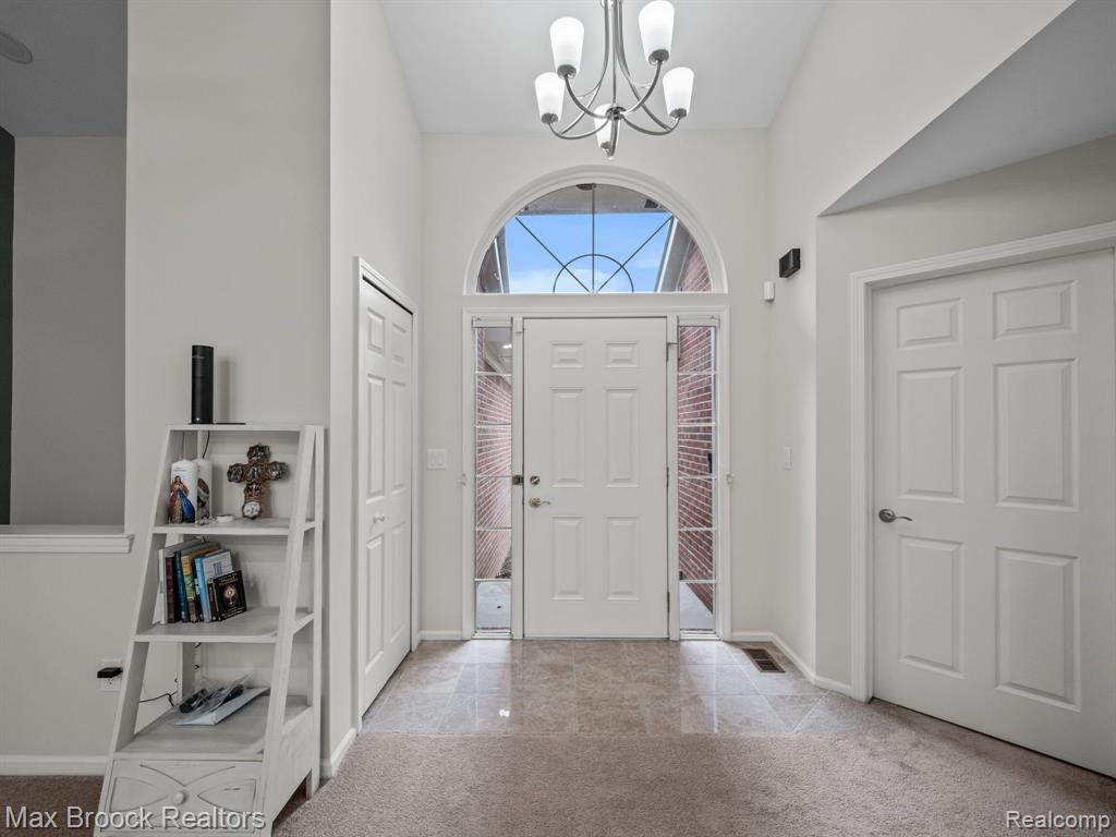 519 WOODHAVEN Drive, Walled Lake, MI 48390 — Photo 4