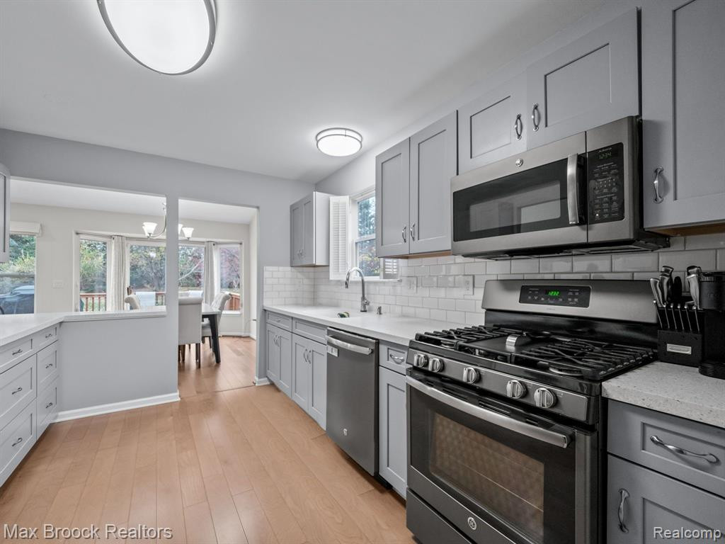 519 WOODHAVEN Drive, Walled Lake, MI 48390 — Photo 5