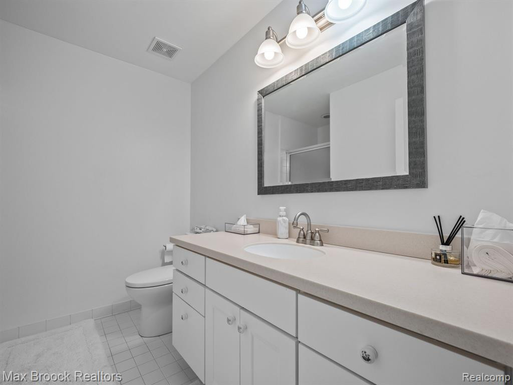 519 WOODHAVEN Drive, Walled Lake, MI 48390 — Photo 16