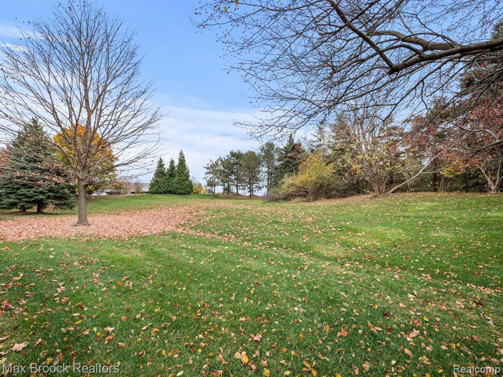 519 WOODHAVEN Drive, Walled Lake, MI 48390 — Photo 21