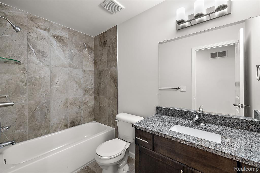 8340 HEYWOOD Circle, Sterling Heights, MI 48312 — Photo 35