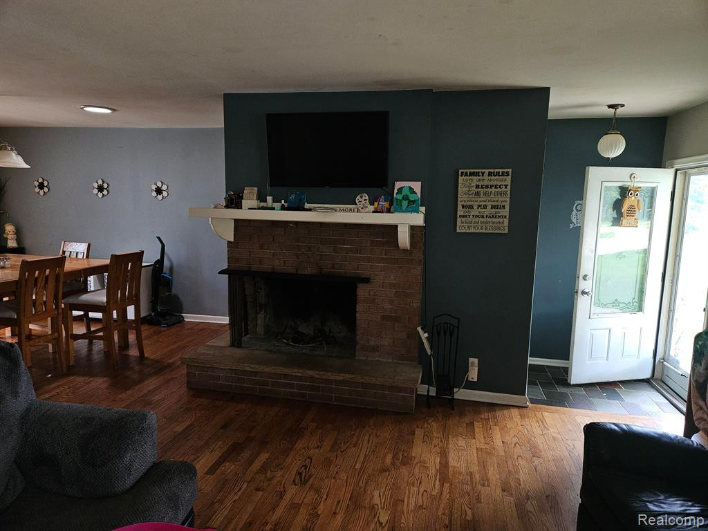 6172 W COURT Street, Flint, MI 48532 — Photo 3
