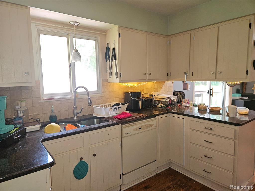 6172 W COURT Street, Flint, MI 48532 — Photo 4