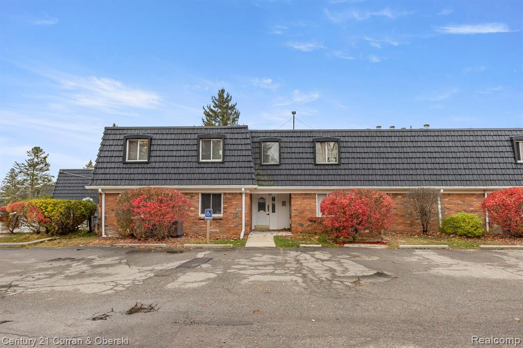 1852 COLONIAL VILLAGE Way, 1, Waterford, MI 48328 — front exterior