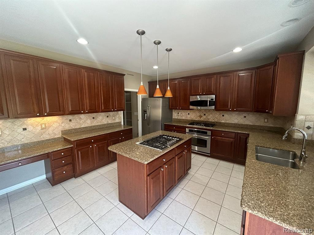 49100 RUNNING TROUT Lane, Northville, MI — Photo 18