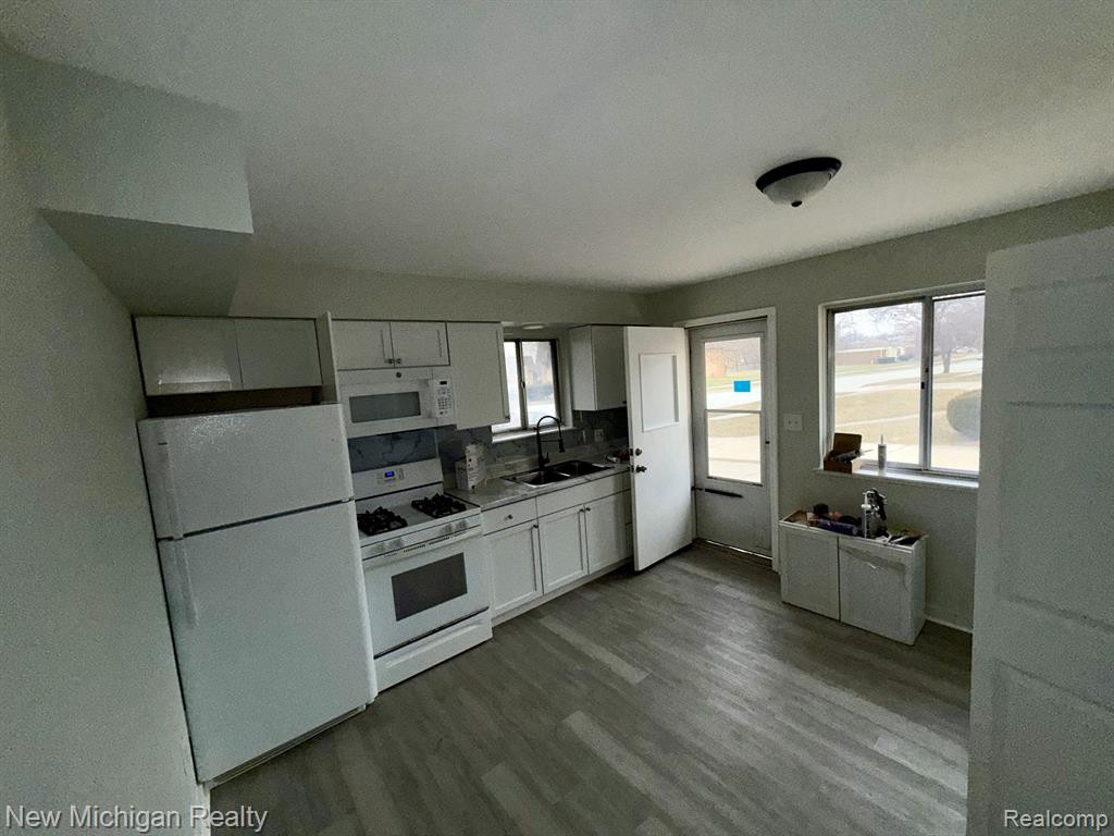 700 CLINTON RIVER Drive, Mount Clemens, MI 48043 — Photo 11