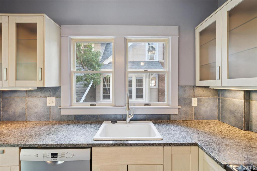 1303 BROOKLYN Avenue, Ann Arbor, MI 48104 — Photo 24