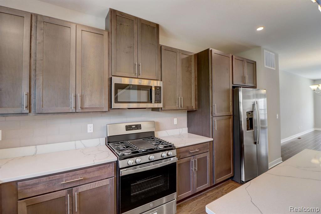 25511 GRANDVIEW Lane, 27, Novi, MI — Photo 25
