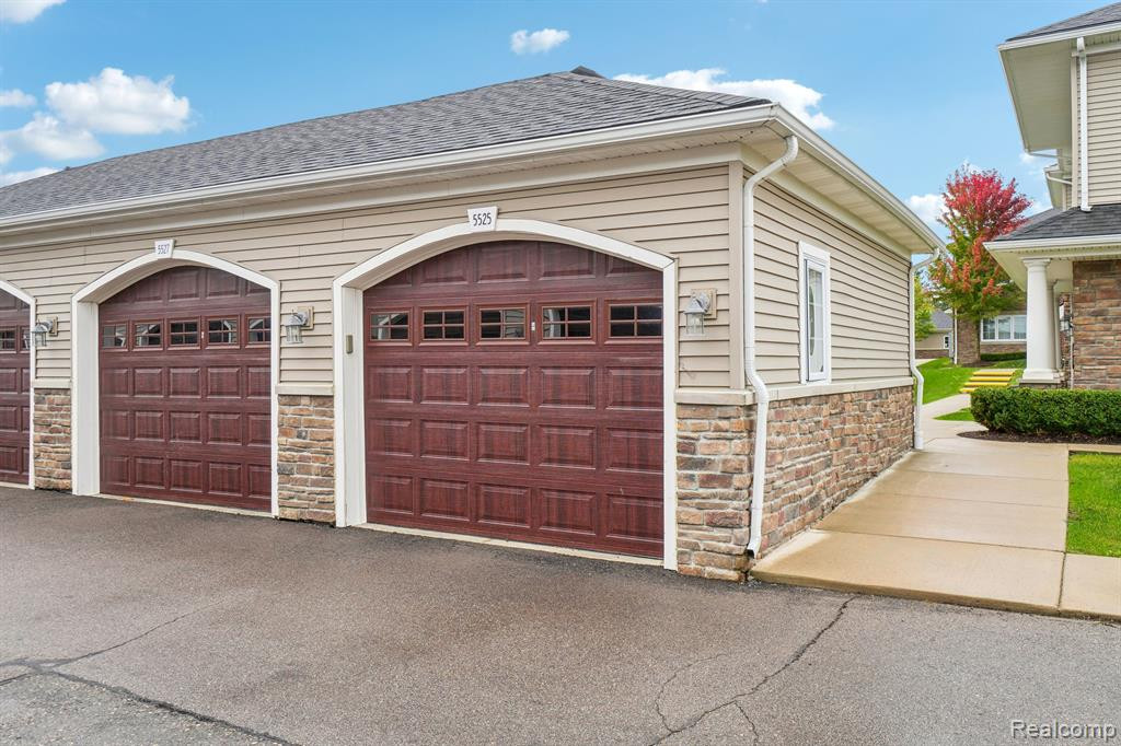 5525 ARBOR CHASE Drive, Ann Arbor, MI 48103 — Photo 17