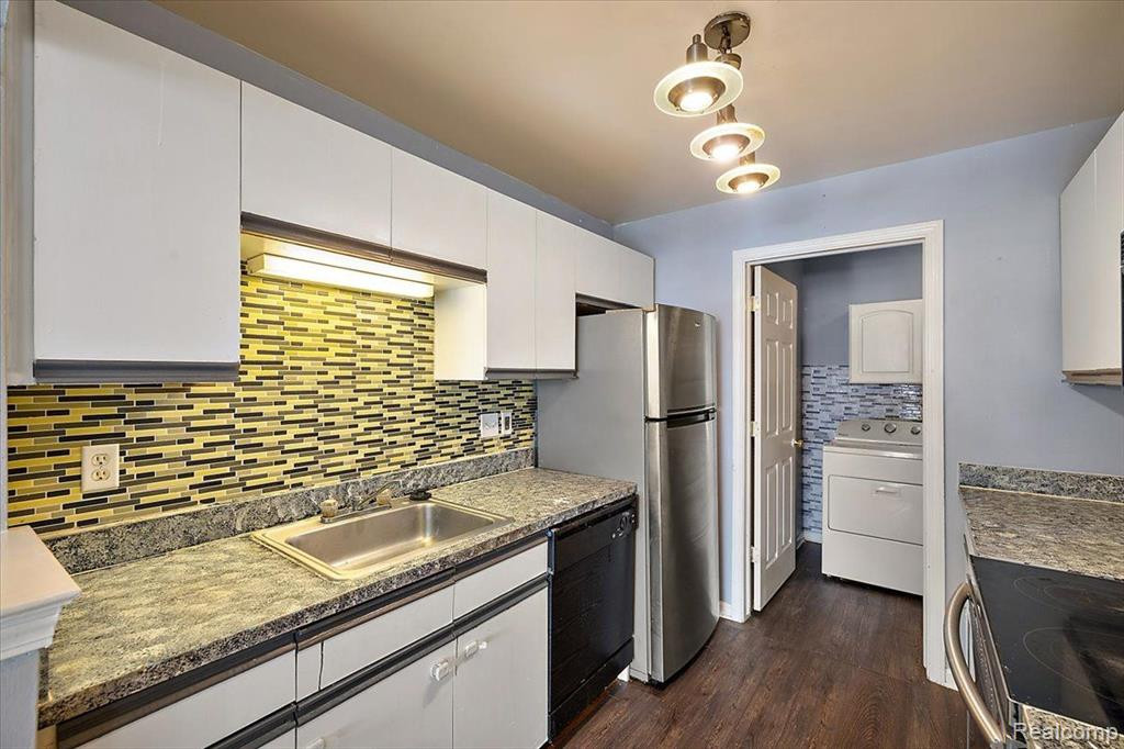 4443 BERKSHIRE Drive, Sterling Heights, MI 48314 — Photo 32