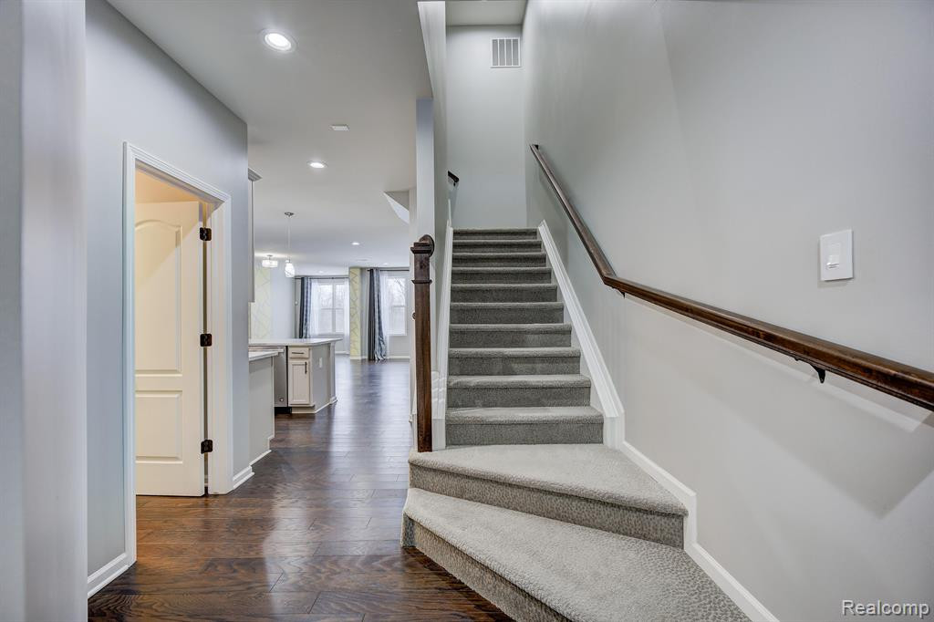 43576 Prospect Lane, 20, Novi, MI — Photo 2