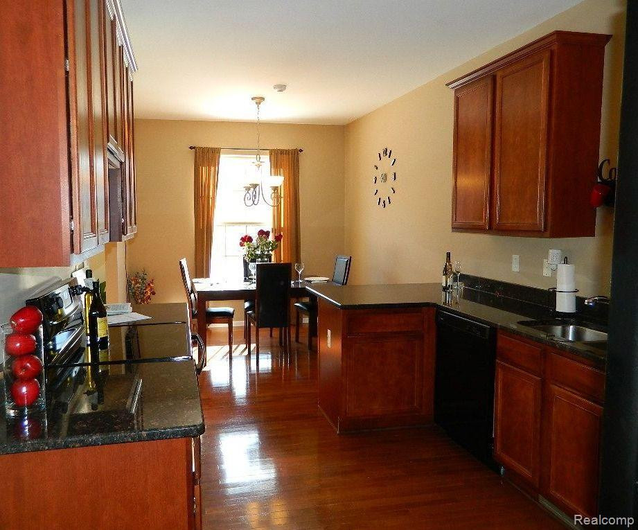 41131 N MAPLEWOOD Drive, Canton, MI 48187 — Photo 4