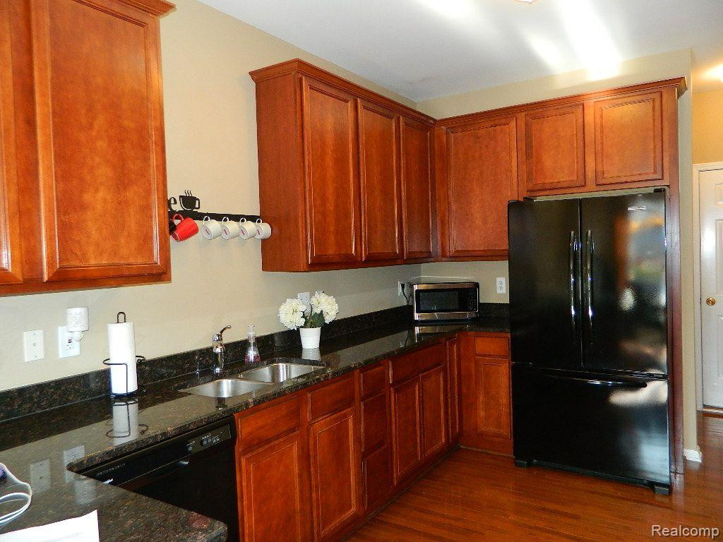 41131 N MAPLEWOOD Drive, Canton, MI 48187 — Photo 5