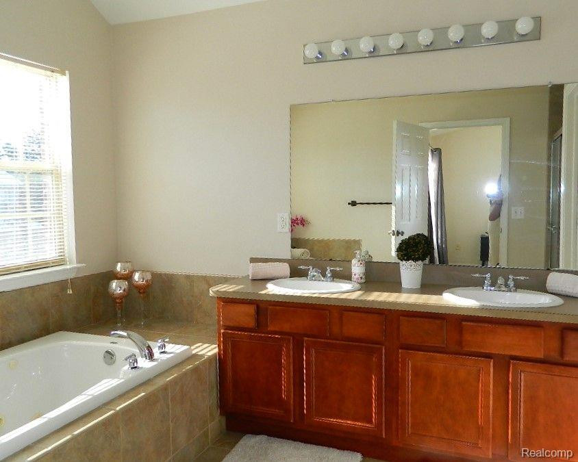 41131 N MAPLEWOOD Drive, Canton, MI 48187 — Photo 13