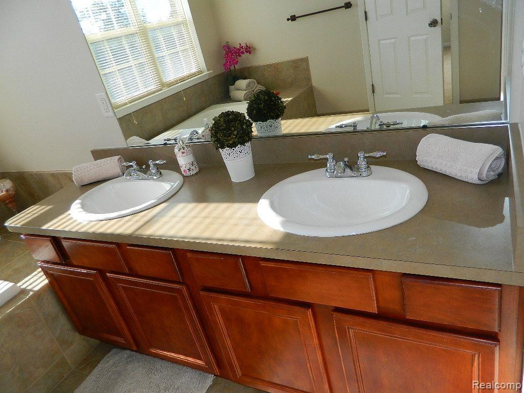 41131 N MAPLEWOOD Drive, Canton, MI 48187 — Photo 14
