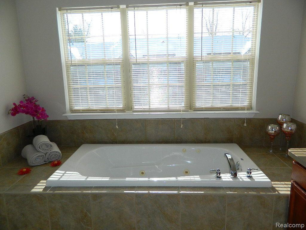 41131 N MAPLEWOOD Drive, Canton, MI 48187 — Photo 15