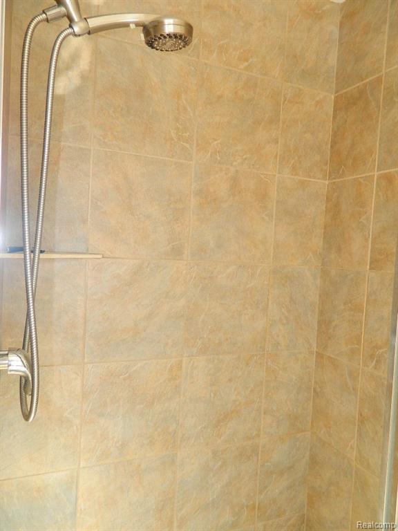 41131 N MAPLEWOOD Drive, Canton, MI 48187 — Photo 16