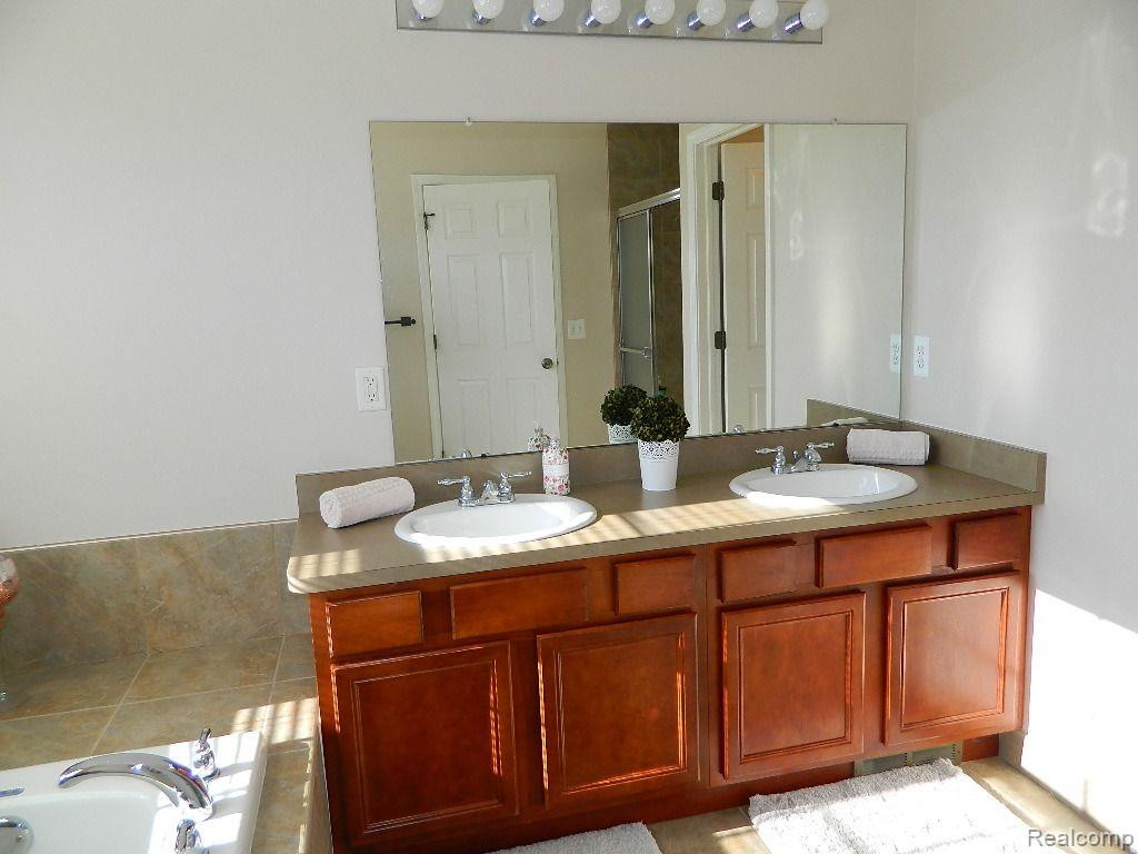 41131 N MAPLEWOOD Drive, Canton, MI 48187 — Photo 17