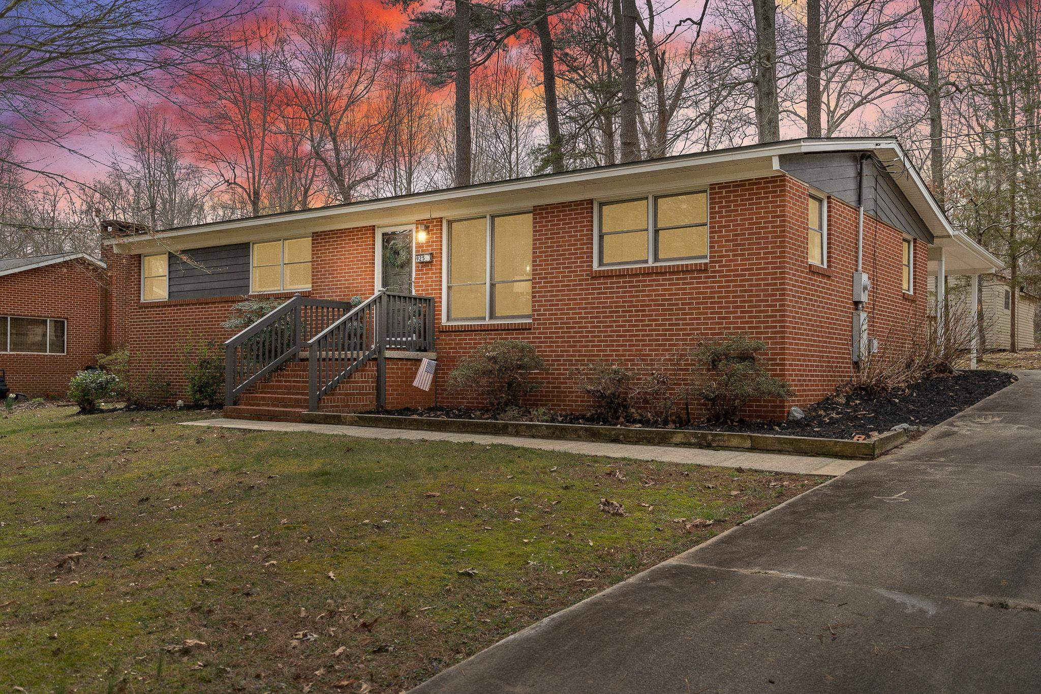 925 N Dogwood Avenue photo 2