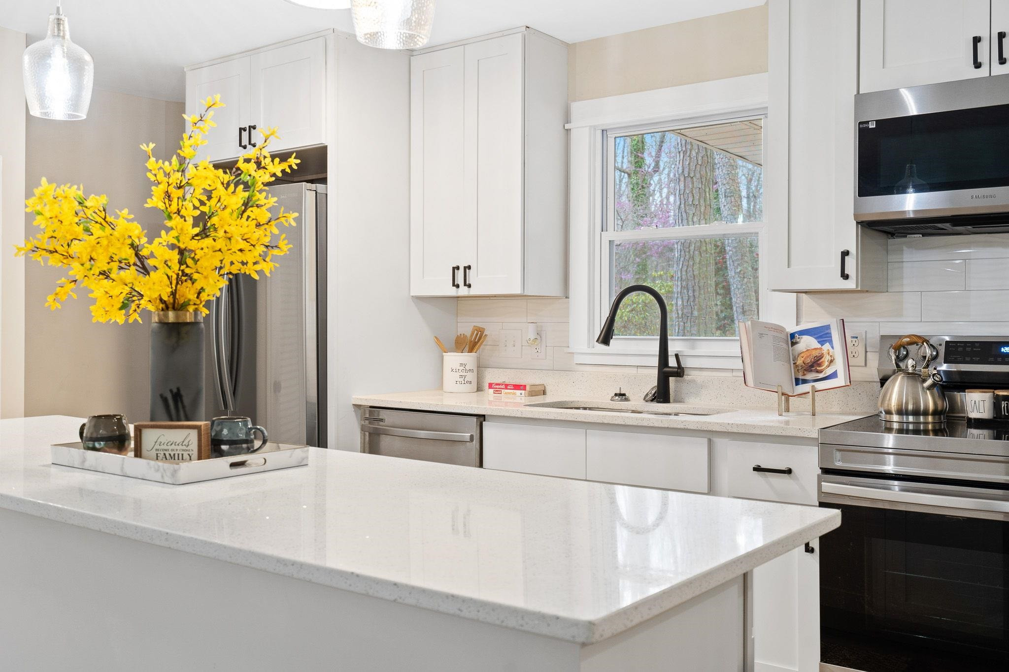 925 N Dogwood Avenue photo 8