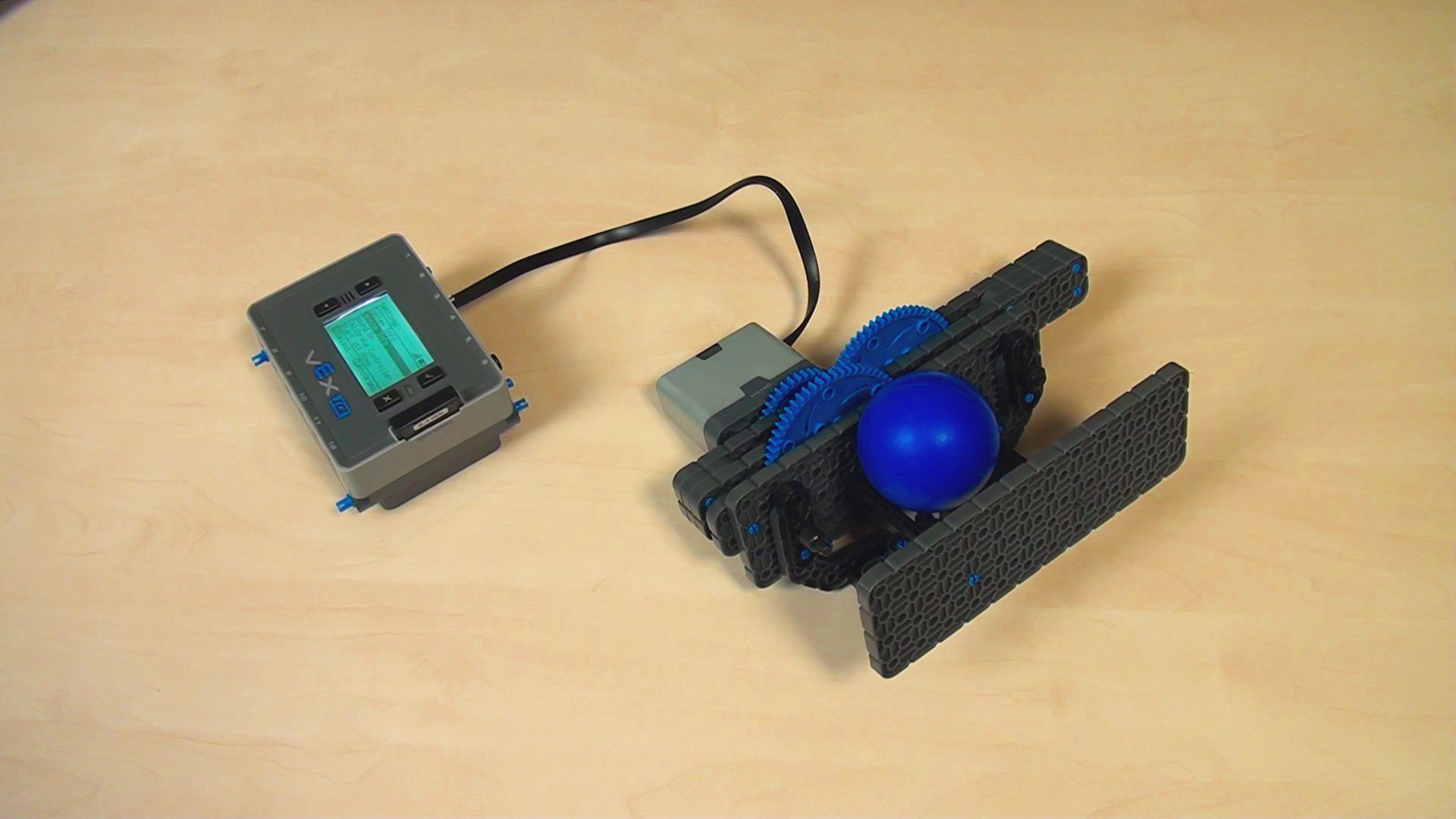 FLLCasts VEX IQ. Throwing a ball by punching it with two levers