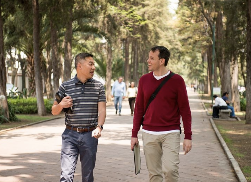 Fluenz Spanish Bootcamp in Mexico City with a coach and learner walking through Polanco during the immersive Spanish program for adults.