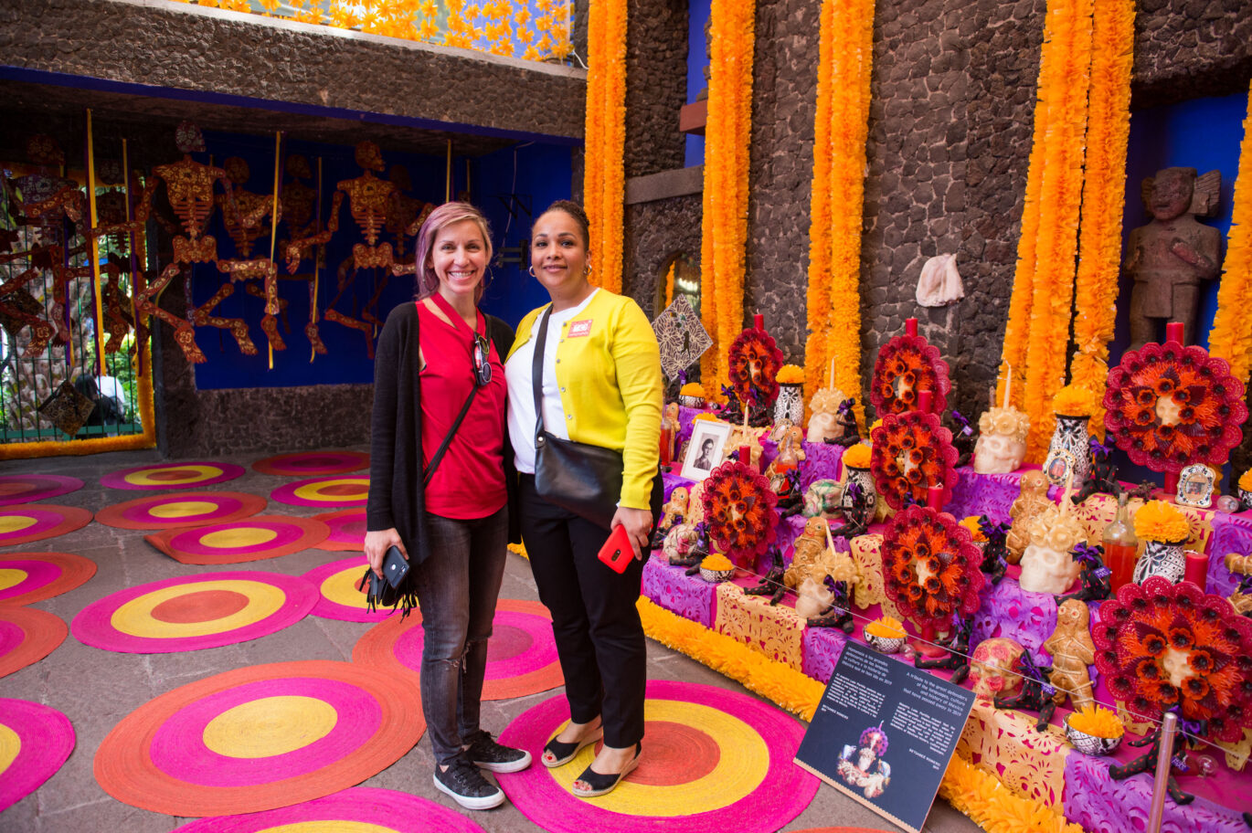 Students of the Fluenz Spanish Immersion in Mexico City inside La Casa Azul, the iconic Frida Kahlo Museum, experiencing cultural immersion while deepening their Spanish learning in this historic setting.