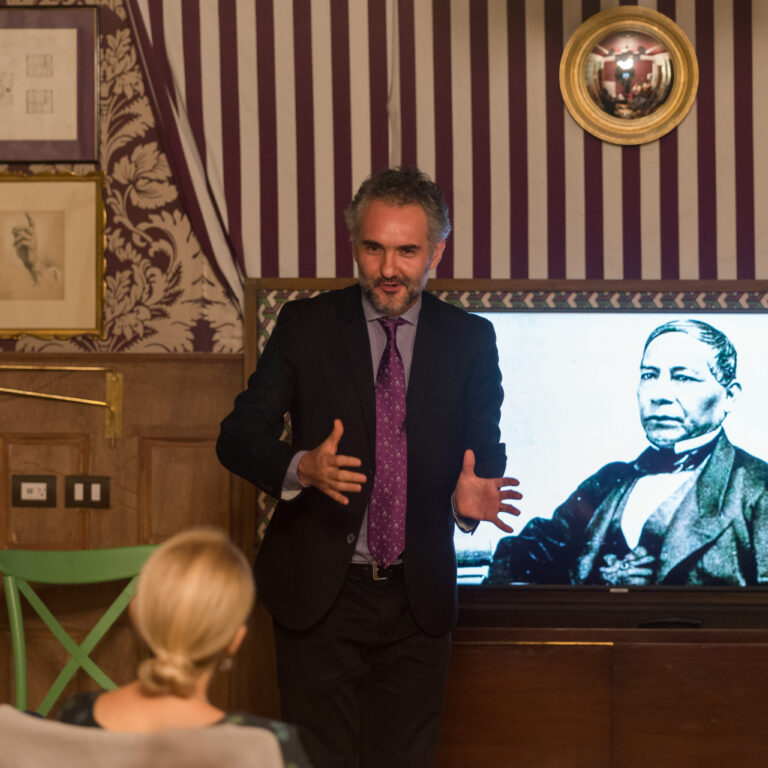 Keynote presentation during the Fluenz Spanish immersion in Mexico City, with a speaker addressing adult learners in an intimate learning space as part of the Fluenz immersive experience.