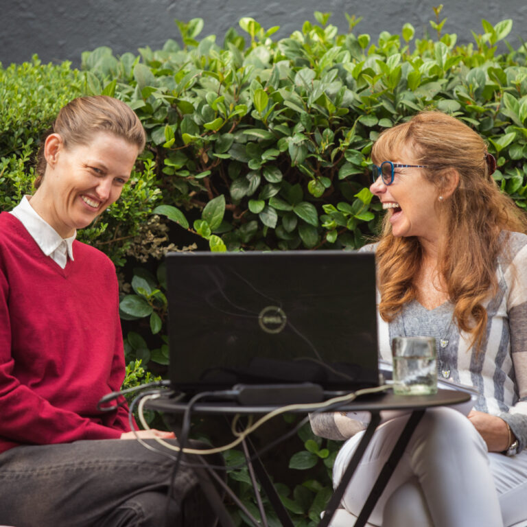 Two participants engage in an outdoor one-on-one session during the Fluenz Spanish Bootcamp in Mexico City, part of the intensive Spanish language program focused on daily personalized coaching.