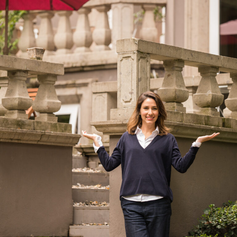 Sonia Gil, Fluenz co-founder, welcoming students at one of the cultural locations included in the Fluenz Luxury Spanish Immersion program in Mexico City.