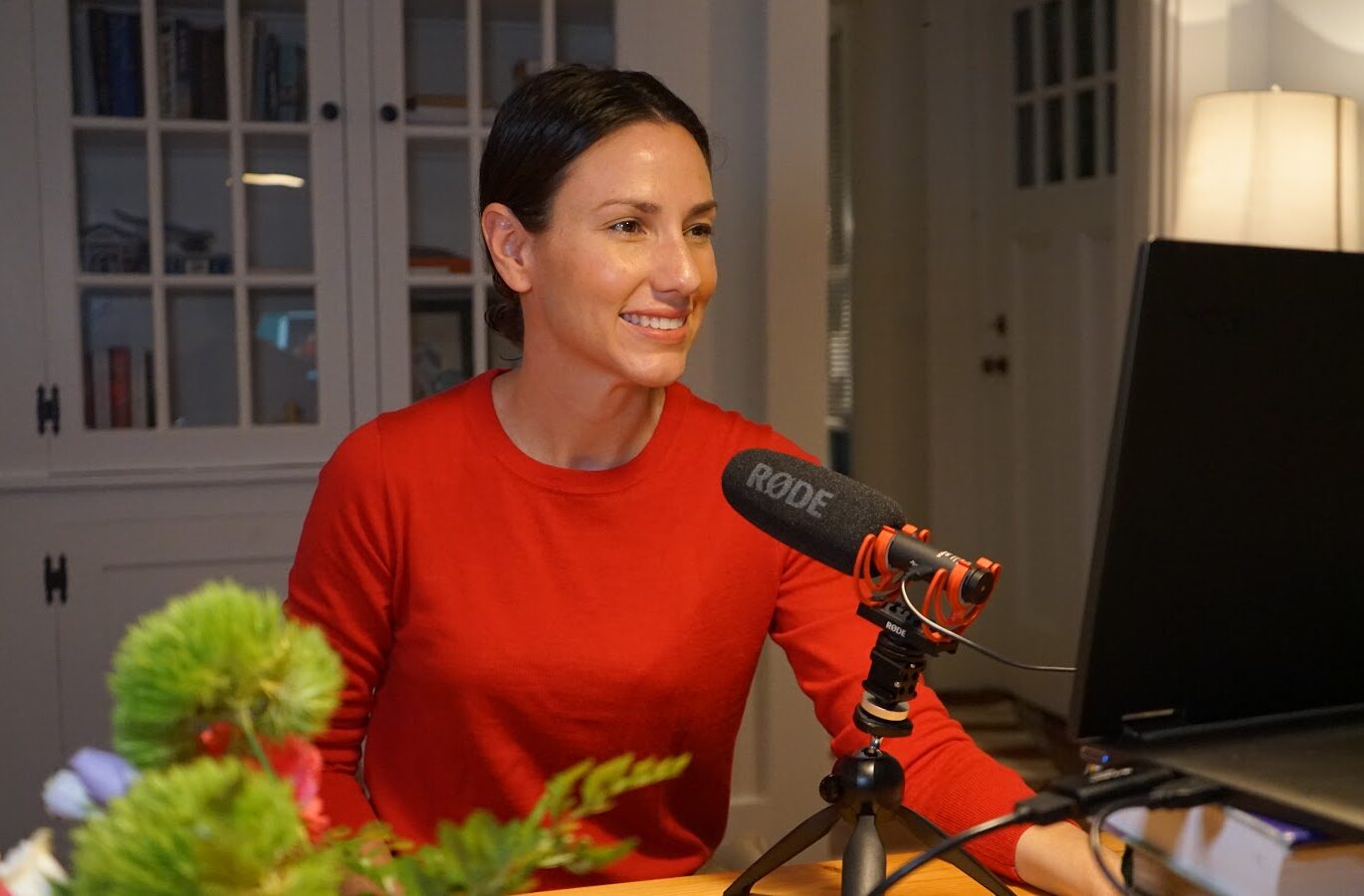 Sonia Gil, founder of Fluenz, teaching Spanish through Fluenz Live Online, a personalized virtual Spanish immersion program designed for professionals seeking fluency with one-on-one coaching.