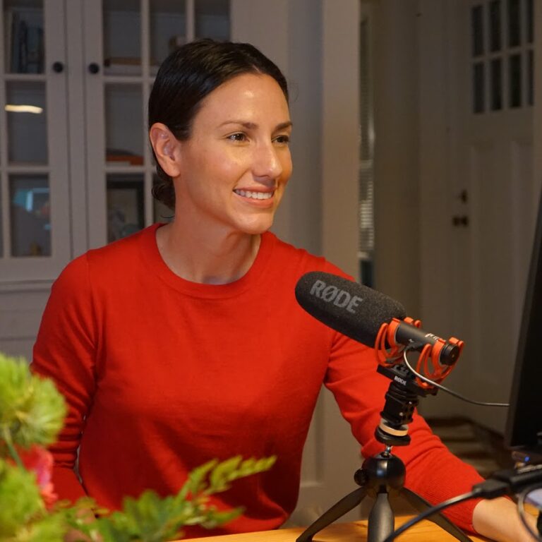 Sonia Gil, founder of Fluenz, teaching Spanish through Fluenz Live Online, a personalized virtual Spanish immersion program designed for professionals seeking fluency with one-on-one coaching.
