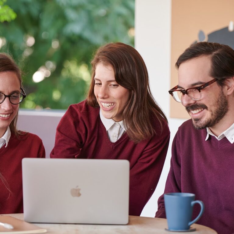 Fluenz Live Online coaching session on Zoom, where a rotating team guides adults in Spanish immersion learning.