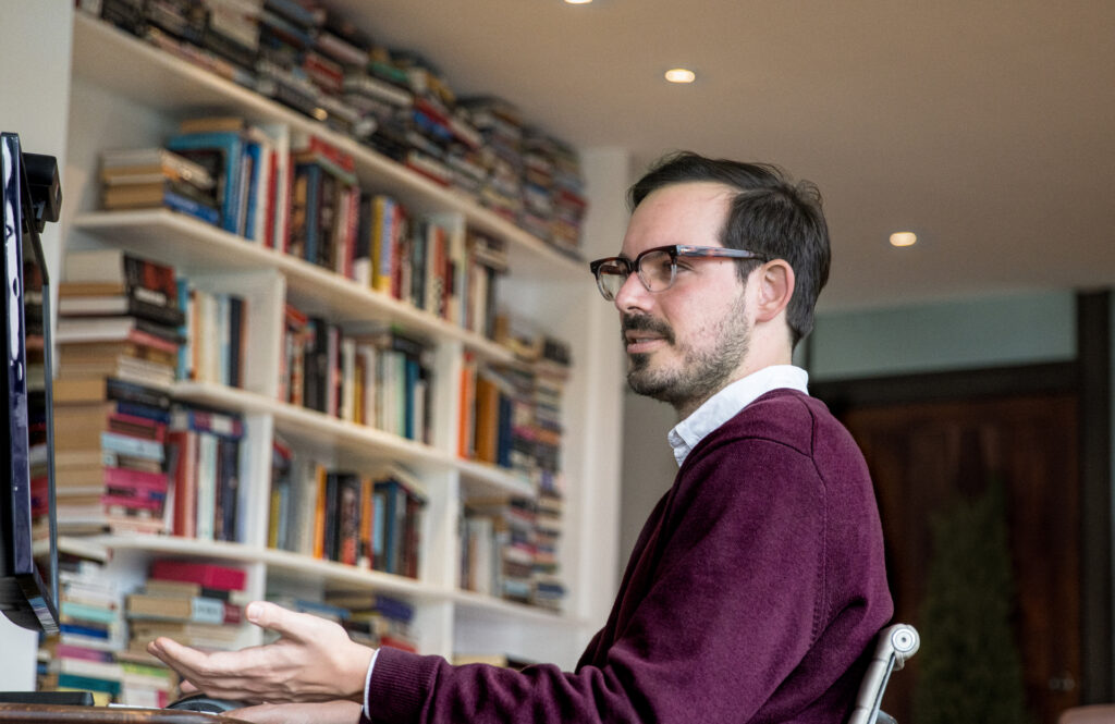 How does Fluenz Spanish tutors' expertise benefit online learners?